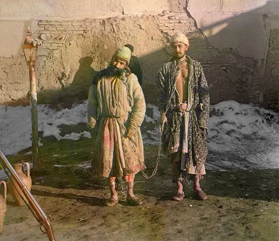 Deux prisonniers enchaînés