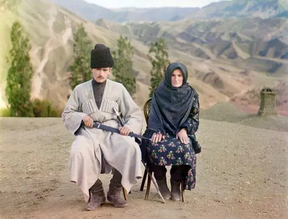 Un homme et une femme de Daghestan posant ensemble 