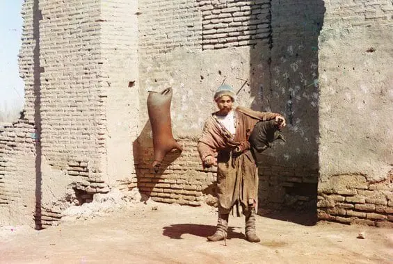Un porteur d'eau à Samarkand (Ouzbékistan actuel)