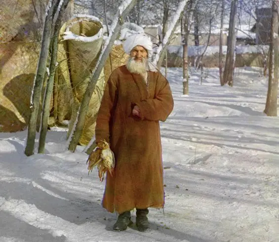 Un homme âgé dans la rigueur hivernale.