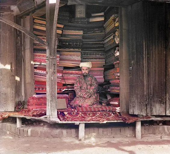 Un marchand de tissus à Samarkand (Ouzbékistan actuel)