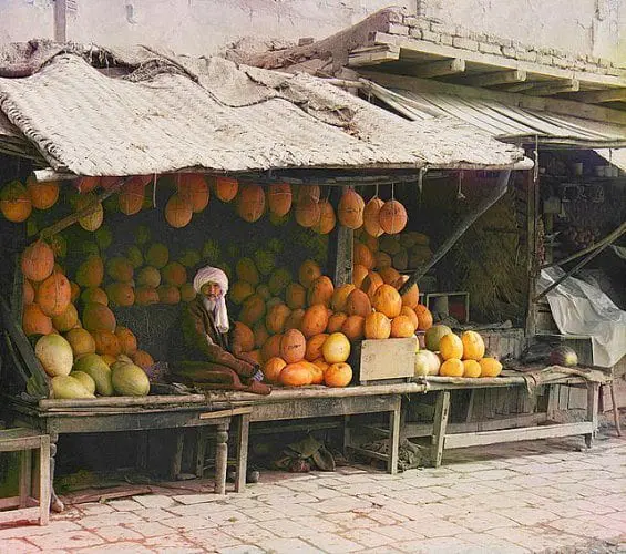 Un vendeur de fruits dans son étal au marché