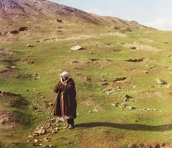 Un berger près d'une colline du Samarkand (Ouzbékistan actuel)