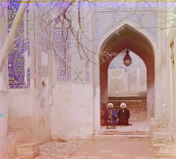 Deux hommes assis dans une mosquée de Samarkand (Ouzbékistan actuel)