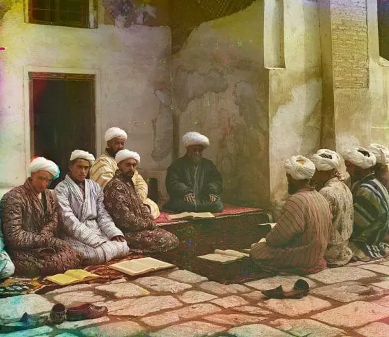 Des élèves avec leur professeur dans une médersa (école religieuse) à Samarkand (Ouzbékistan actuel)