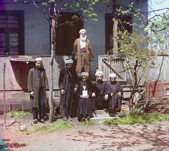 Des élèves à l'extérieur de leur médersa à Samarkand (Ouzbékistan actuel)