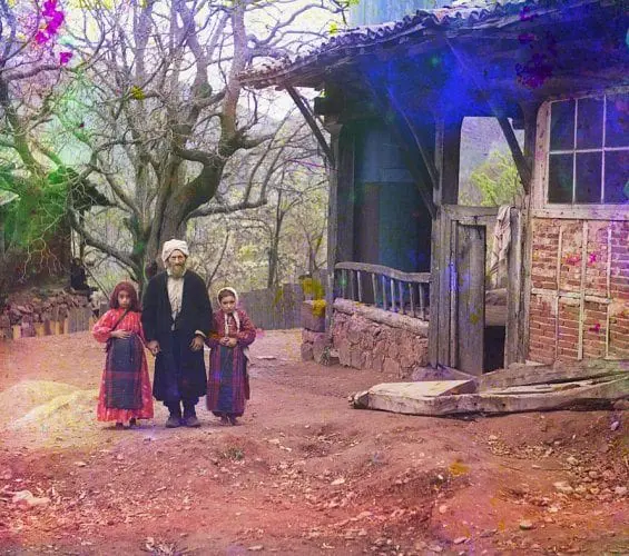 Un professeur de religion avec ses deux filles