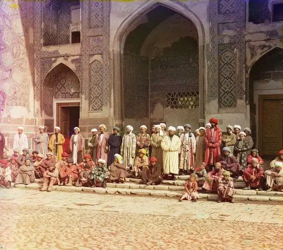 Des fidèles devant une mosquée de Samarkand