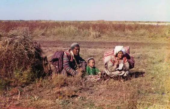Des nomades Kirghiz sur la Steppe Golodnaia (actuels Ouzbékistan et Kazakhstan).