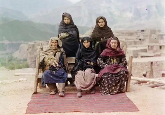 Un groupe de femmes en costume traditionnel du Daghestan.