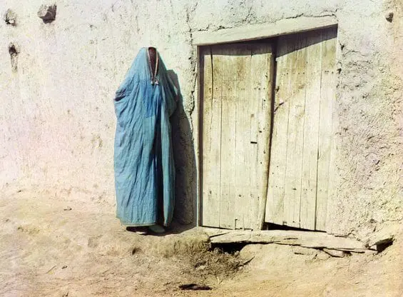 Une femme Sart à Samarkand, en Ouzbékistan. Jusqu'à la révolution russe de 1917, "Sart" était le nom des Ouzbeks vivant au Kazakhstan.