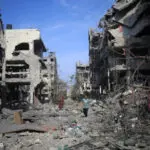 Des Palestiniens, dont certains sont blessés ou ont récupéré leurs biens, traversent le quartier d'Al-Karama qui a été détruit par les frappes aériennes israéliennes ; ville de Gaza. Les forces coloniales israéliennes continuent de pilonner la bande de Gaza pour la cinquième journée. Les frappes aériennes israéliennes ont tué au moins 1300 Palestiniens et déplacé plus de 300 000 personnes. Pour beaucoup, il s'agit d'un deuxième ou d'un troisième déplacement, puisque la majorité des habitants de Gaza sont des réfugiés de toute la Palestine. Les forces coloniales israéliennes ont également décrété un siège total de la bande de Gaza, privant les deux millions d'habitants de l'enclave d'accès à la nourriture, à l'eau, au carburant et à l'électricité - Photo : Mohammed Zaanoun/ Activestills