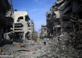 Des Palestiniens, dont certains sont blessés ou ont récupéré leurs biens, traversent le quartier d'Al-Karama qui a été détruit par les frappes aériennes israéliennes ; ville de Gaza. Les forces coloniales israéliennes continuent de pilonner la bande de Gaza pour la cinquième journée. Les frappes aériennes israéliennes ont tué au moins 1300 Palestiniens et déplacé plus de 300 000 personnes. Pour beaucoup, il s'agit d'un deuxième ou d'un troisième déplacement, puisque la majorité des habitants de Gaza sont des réfugiés de toute la Palestine. Les forces coloniales israéliennes ont également décrété un siège total de la bande de Gaza, privant les deux millions d'habitants de l'enclave d'accès à la nourriture, à l'eau, au carburant et à l'électricité - Photo : Mohammed Zaanoun/ Activestills