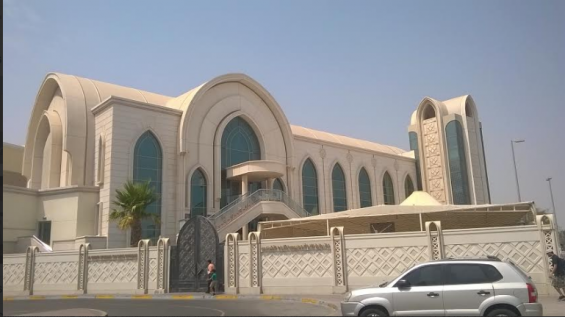 De l'autre côté de la mosquée une église orthodoxe 