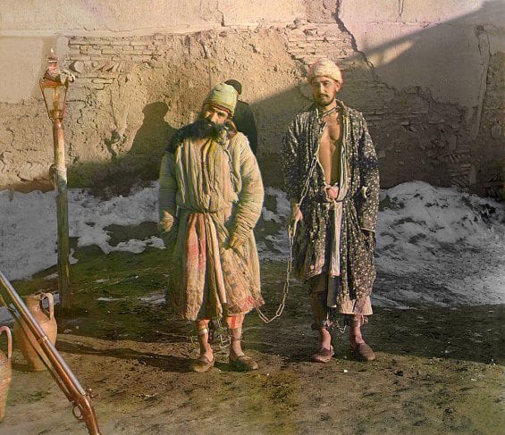 Deux prisonniers enchaînés
