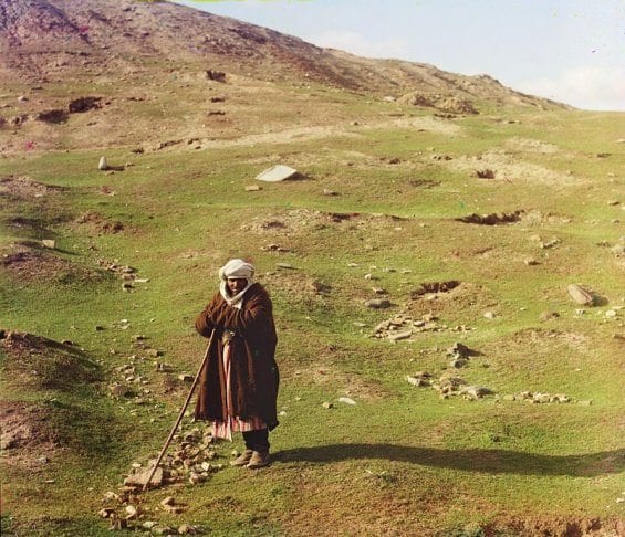 Un berger près d'une colline du Samarkand (Ouzbékistan actuel)