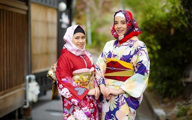 Japon : des magasins proposent aux touristes musulmanes des kimonos et leur  hijab "wagara" assorti
