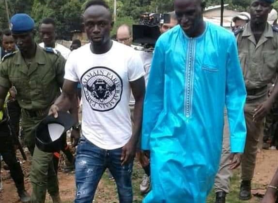 Sénégal : Sadio Mané, de retour au pays, visite le chantier d'une école  qu'il a entièrement financé