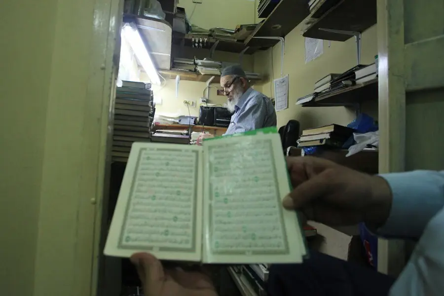 Hisham Barzeq, le Palestinien qui restaure gratuitement des exemplaires du  Coran à Gaza – Oumma