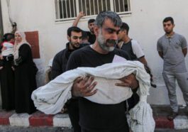 Un palestinien tient le corps de son enfant mort, enveloppé dans un linceul - Photo : Abedelhakim Abu Riash/Al Jazeera