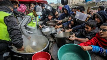 Des Palestiniens attendent un repas chaud préparé par des bénévoles à Rafah, dans le sud de la bande de Gaza, le 26 janvier 2024. (Abed Rahim Khatib/Flash90)