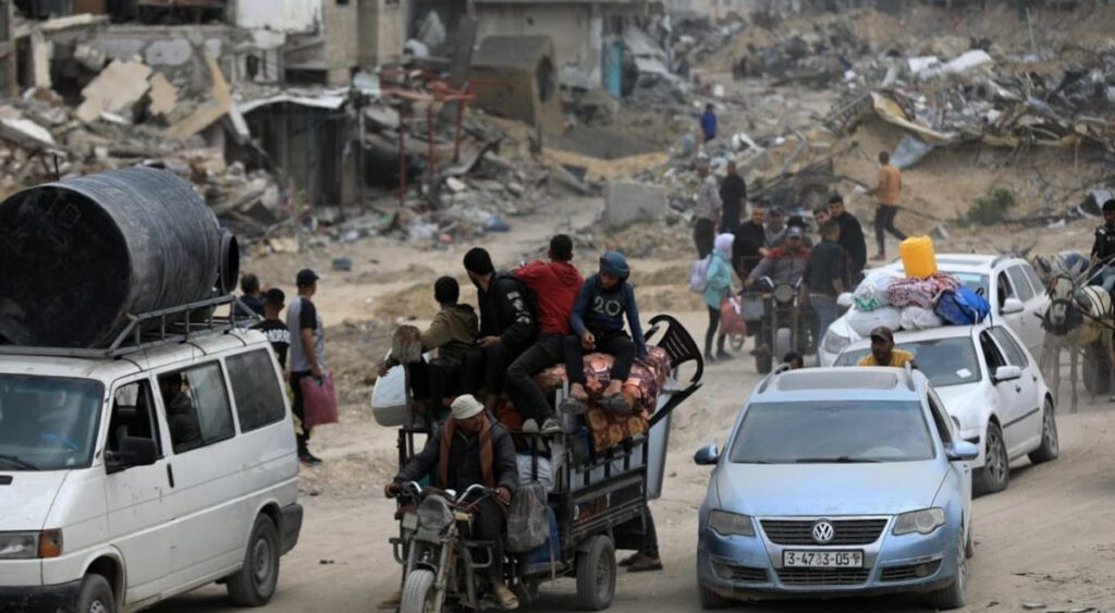 Des Palestiniens déplacés se précipitent à Khan Younis suite au retrait de l’armée israélienne © Quds News Network